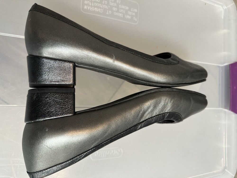 VGC Trotters Pewter Leather Low Heel Women’s 8.5 Wide 1 inch Block Heel - Picture 9 of 9